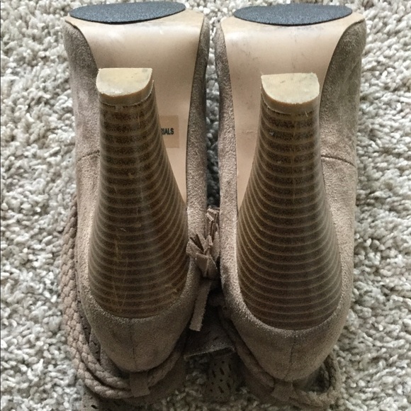🔥🔥HOST PIC🔥🔥Tan heel/bootie with tassels - Picture 4 of 8